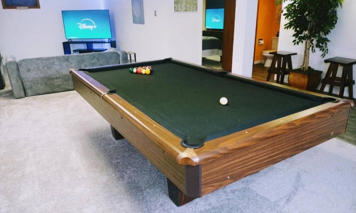 Kansas City House | "Charming Oasis: Sleeps 11: Pool Table: Big screens: Full Kitchen"