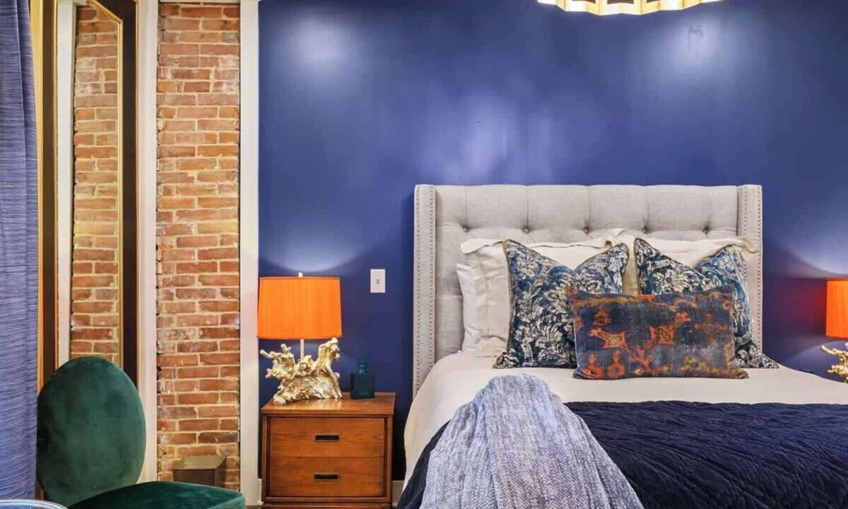 Parkville Apartment | Charming Penthouse on Main Queen Bed MiniFridge