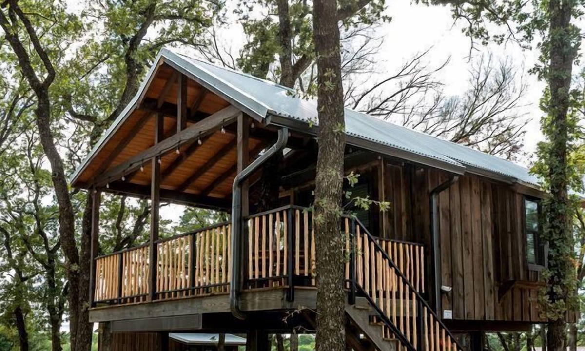 Elm Mott Cabin | Charming Treehouse for Glamping Trips near Magnolia, Texas