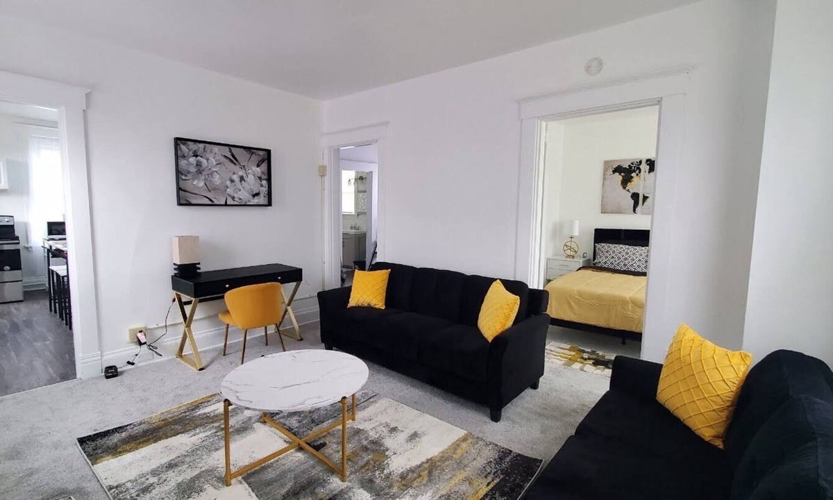 Roselawn Finance Apartment | Charming Unit, Free Laundry & Parking12 minutes to Downtown