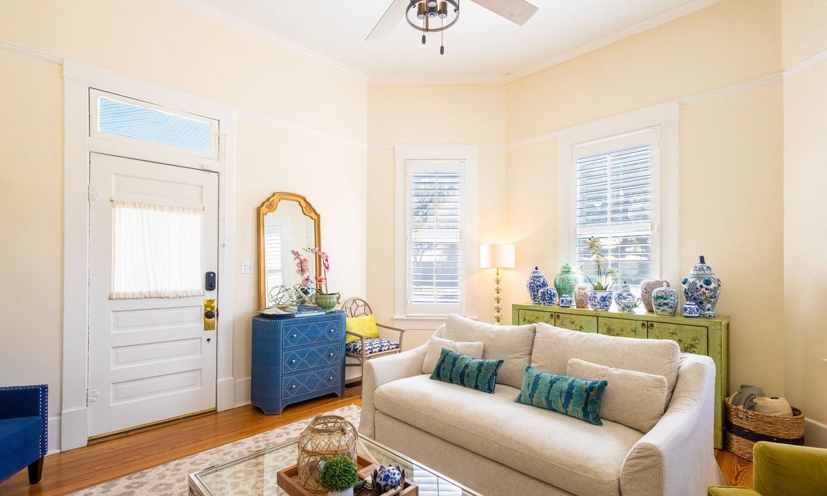 La Grange House | Charming Victorian Bike to Shops, Mins to Antiques & Wedding Venues
