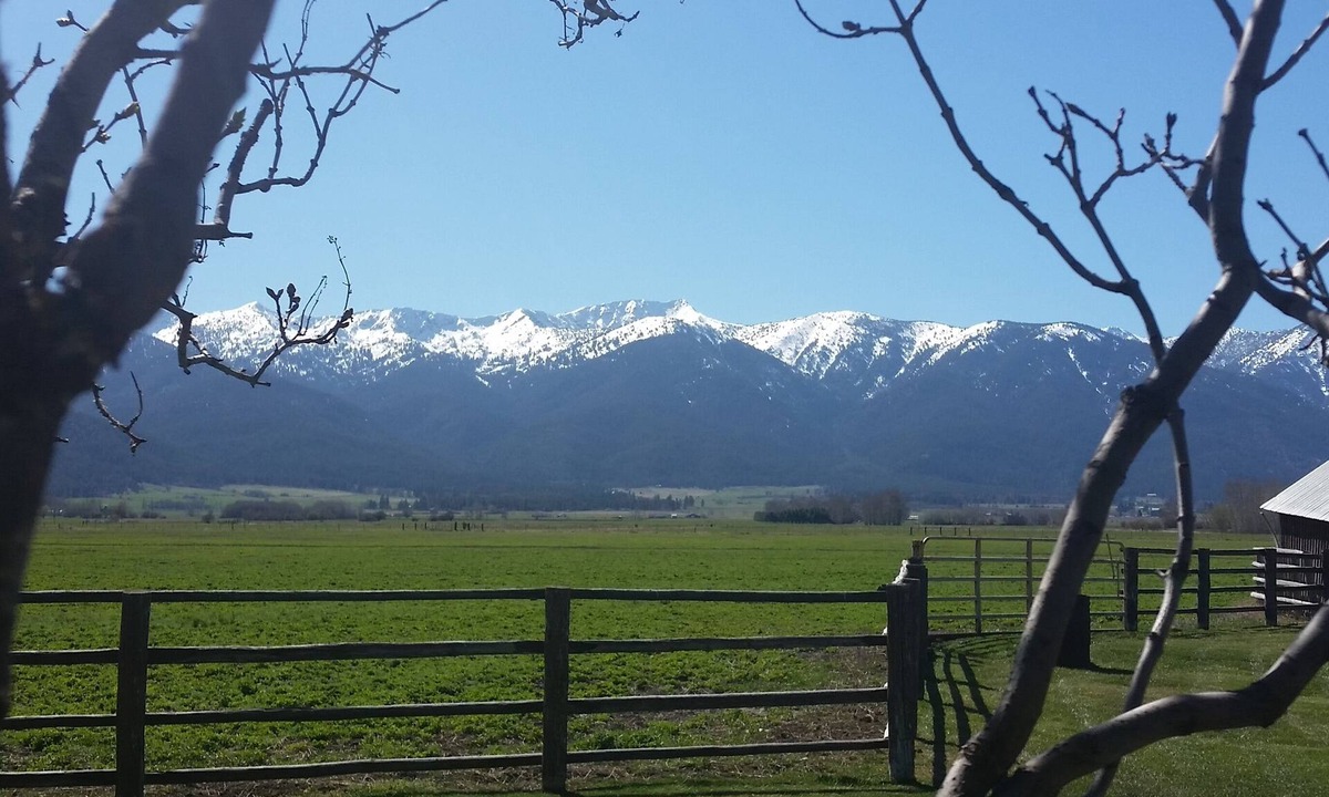 Baker City House | Charming Vintage Farmhouse With Spectacular Views - sleeps up to 8