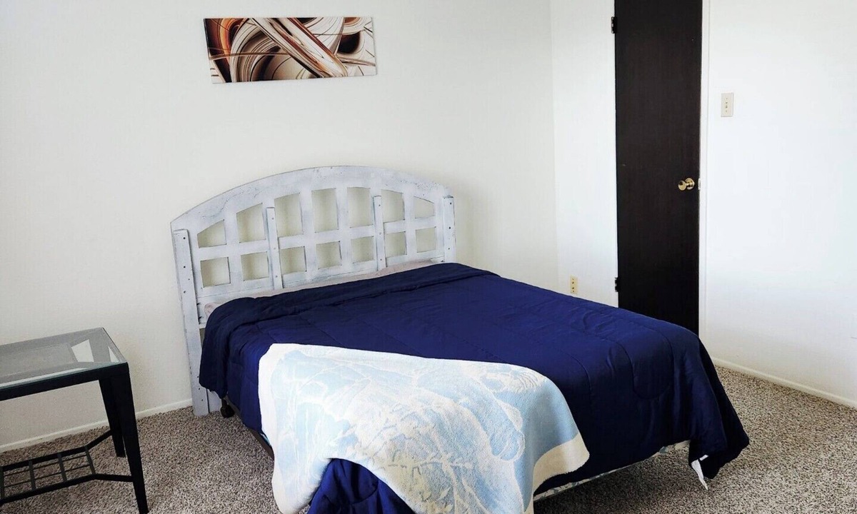 Overland Apartment | Chic 1- Queen Bed, Non Smoking-Near Airport, Kitchen, Twin Bed