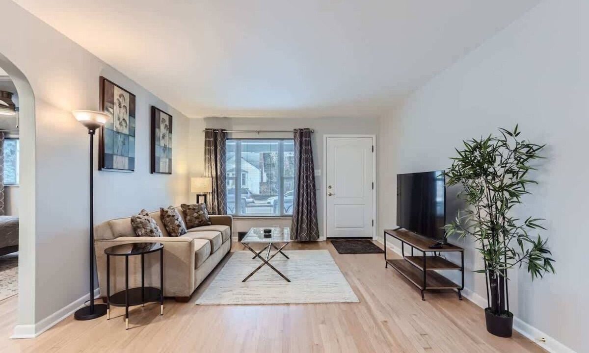 Englewood House | Chic 2 BDR Haven with Private Backyard