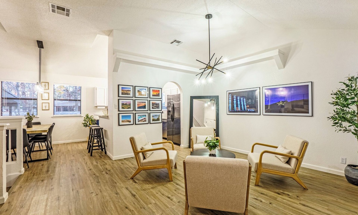 Biggs Field House | CHIC 3-bedroom tri-level house w/great bedding East El Paso with all you need