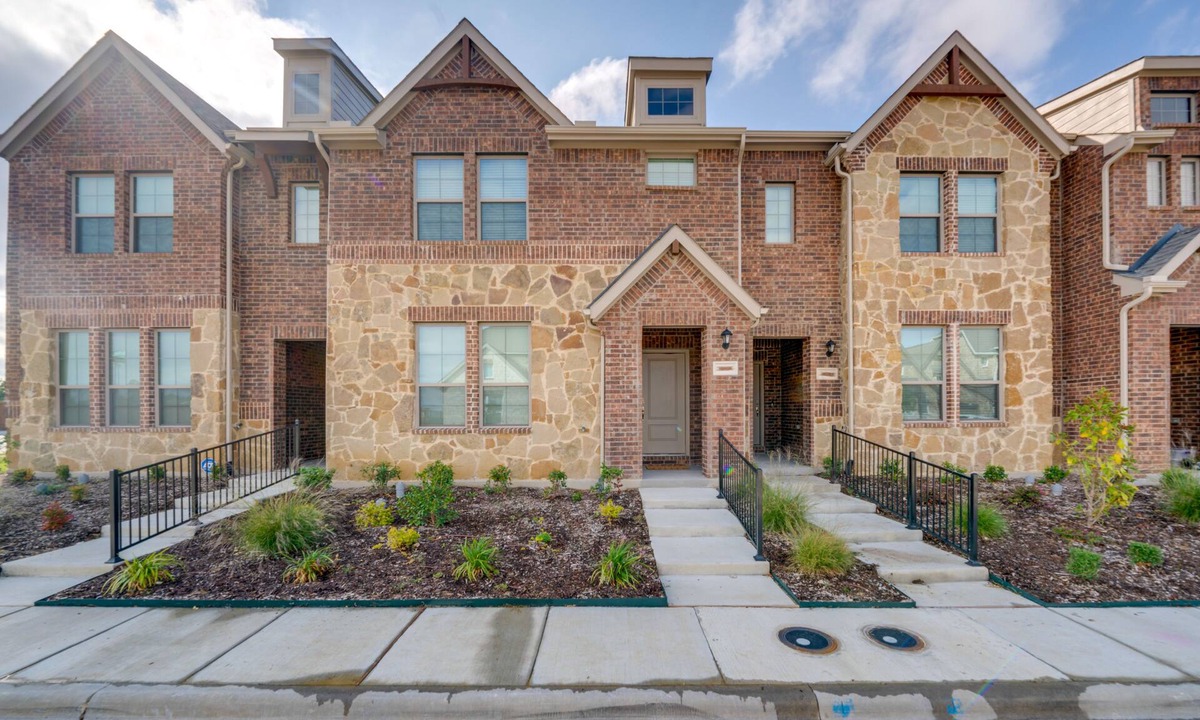 Mesquite House | Chic Mesquite Townhome ~ 11 Mi to Downtown Dallas!