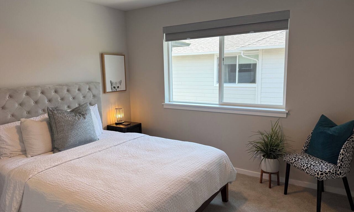 Monroe House | CHIC, MODERN ROOM W/DUAL SINK BATHROOM IN CLEAN, MODERN VIEW HOME & CATS!