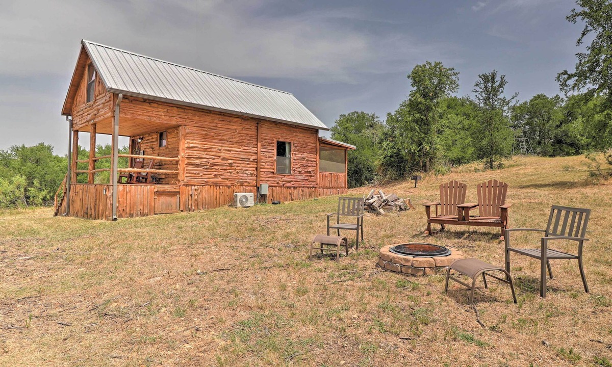Milam County Cabin | Chic Thorndale Cabin w/Fire Pit & Fishing Pond