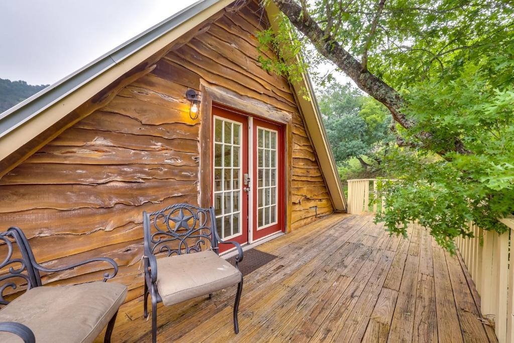 Tarpley Apartment | Chic 'Tree House' Studio ~ 24 Mi to Bandera!