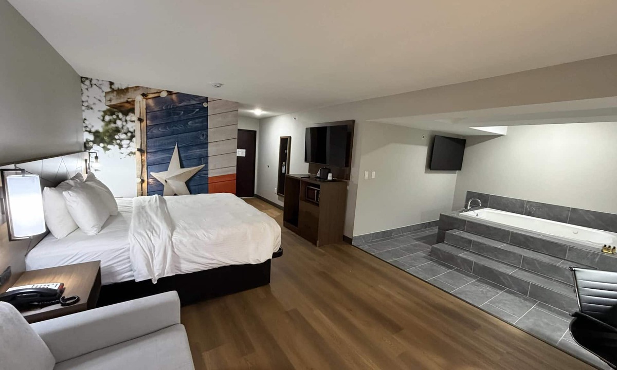 Dallas Hotel | Clarion Pointe Addison - Dallas North
