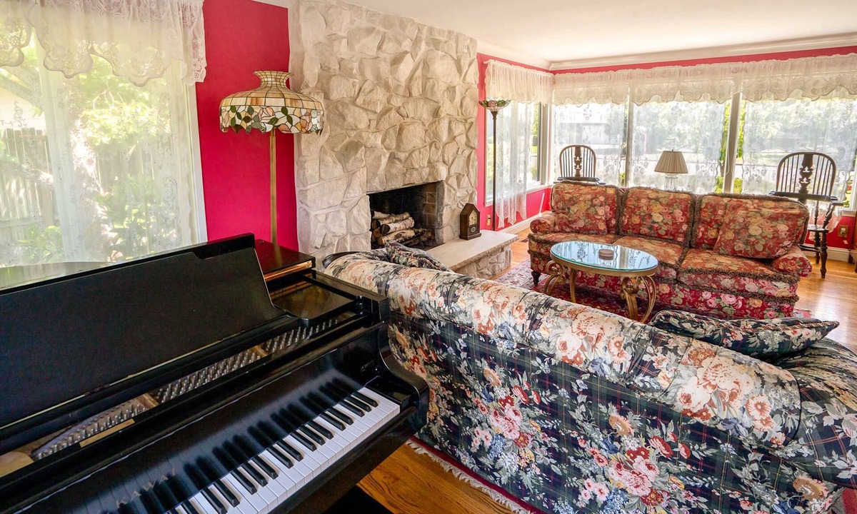 College Place House | Classic & elegant house with entertainment & spacious, laid-back yard