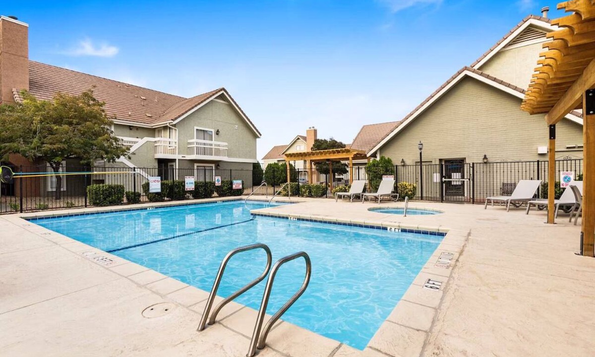 Biggs Field Hotel | Classic Unit, Full Kitchen, Outdoor Pool, Pet-Friendly, Free Parking & Breakfast