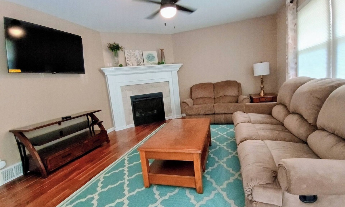 Buchanan County House | Clean 2 Bedroom House w/Office Near Mosaic and Mo West University