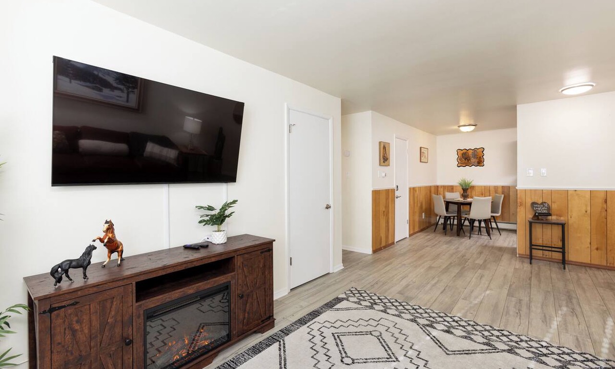 Cheyenne Condo | Clean & Comfortable 2BR Western Style Near Frontier Park