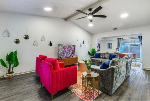 Richardson House | Color Pop Bungalow 3B 2B KING