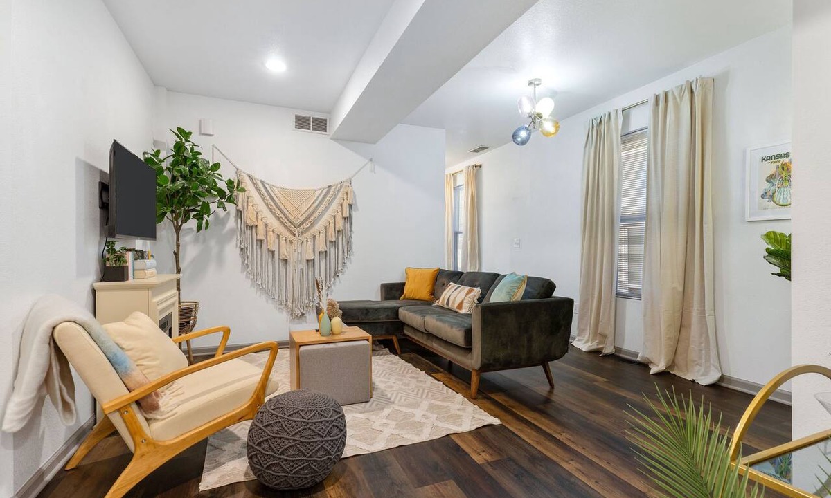 Columbus Park Apartment | Columbus Park Duo - Lower 1 Bed Close to River Market and Downtown!