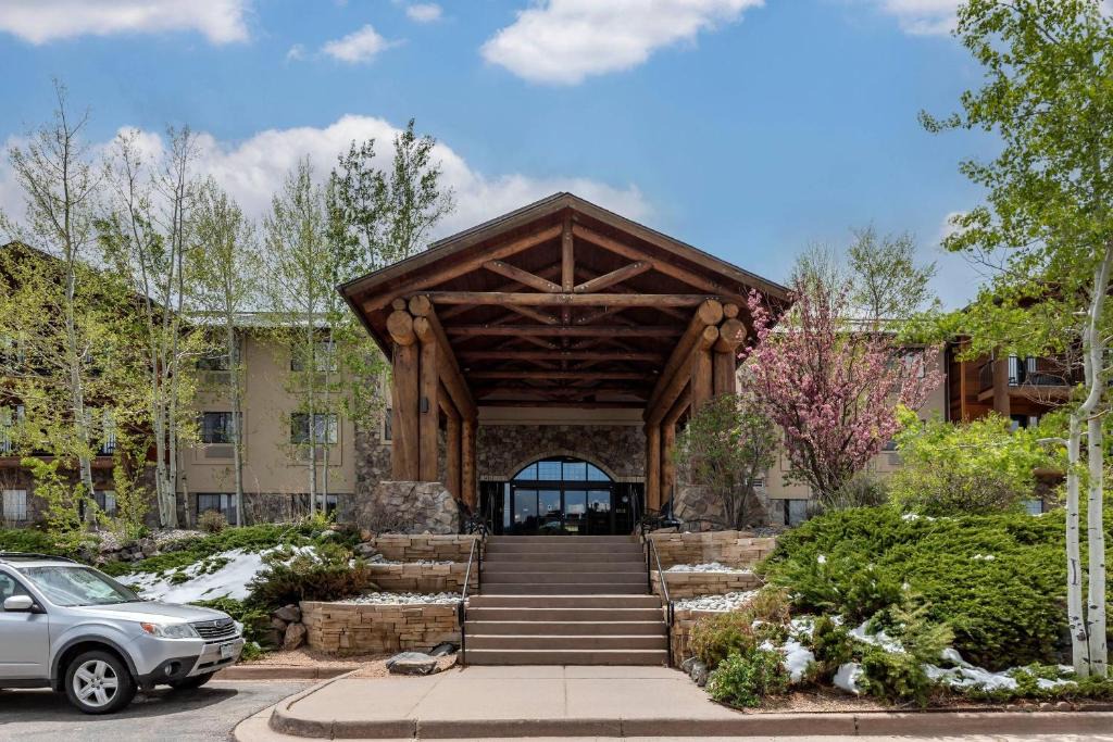 North Central Evergreen Hotel | Comfort Suites Golden West on Evergreen Parkway