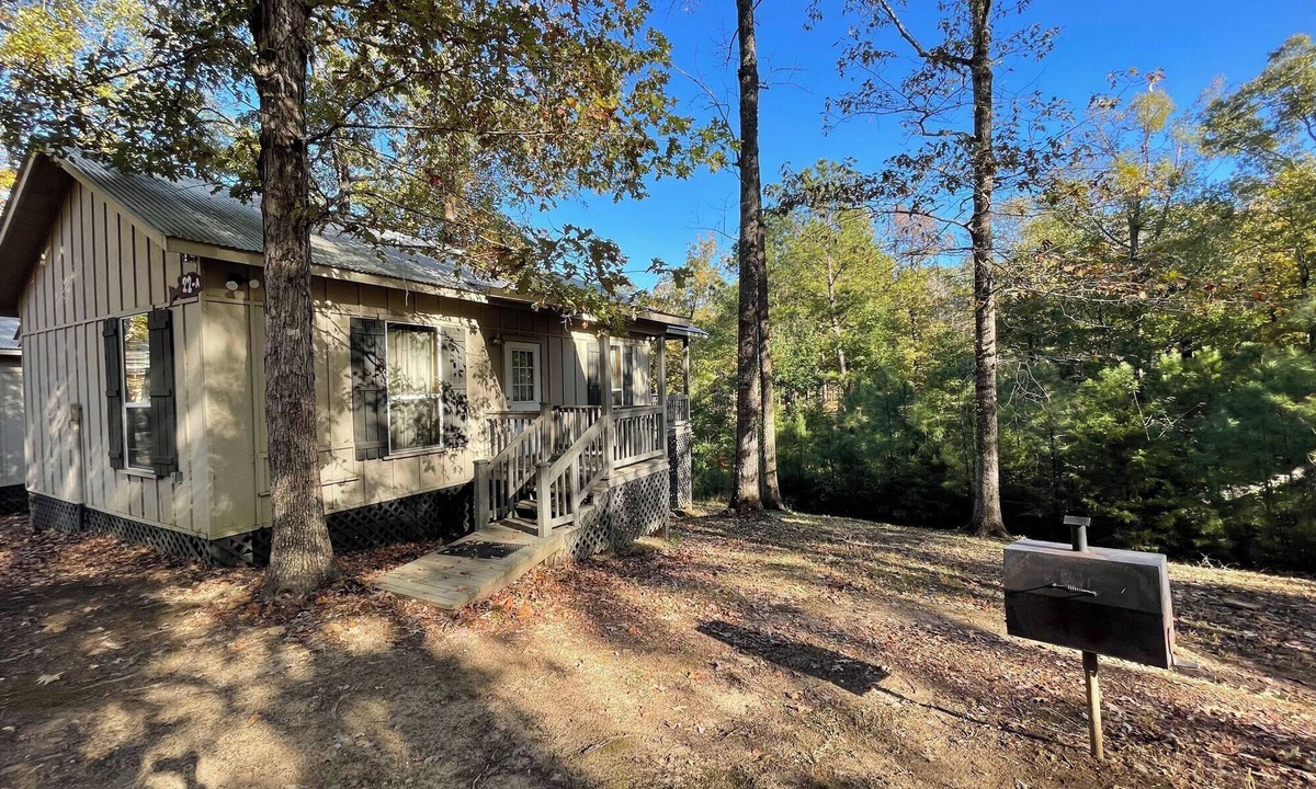 Zwolle Cabin | Comfortable 1-Bedroom Cabin with Full Kitchen, Vaulted Ceiling & Outdoor Space