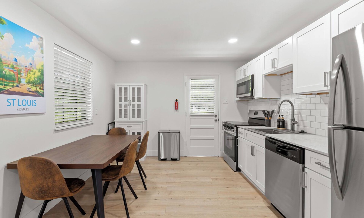 Airport Township House | Comfortable beds and spacious layout with fast WiFi near airport