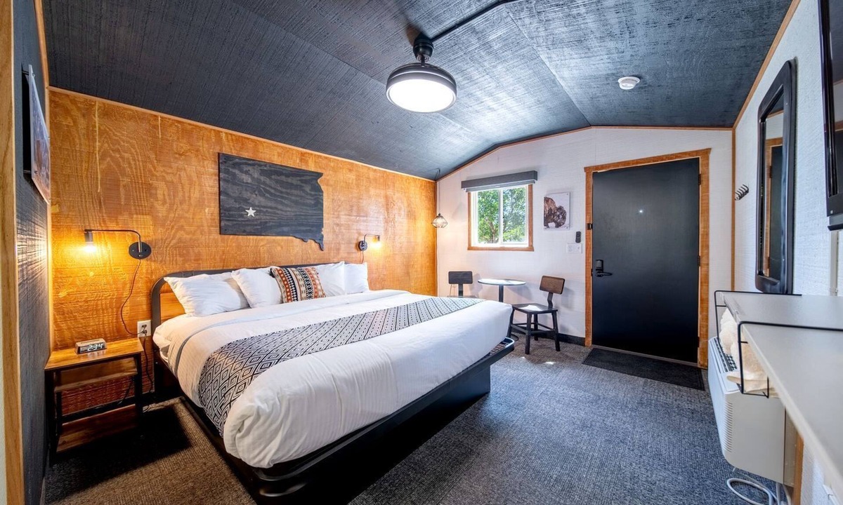 Pinnacles Entrance Badlands Cabin | Comfortable Private Cabin with Modern Updates Near Wall Drug – Wall, South Dakota