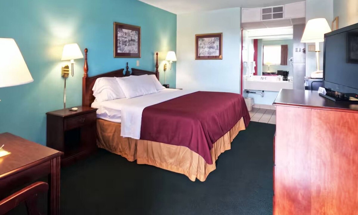 Vega Hotel | Comfortable & Quaint Room in Vega, Great Stop Along Route 66 w/Free Breakfast