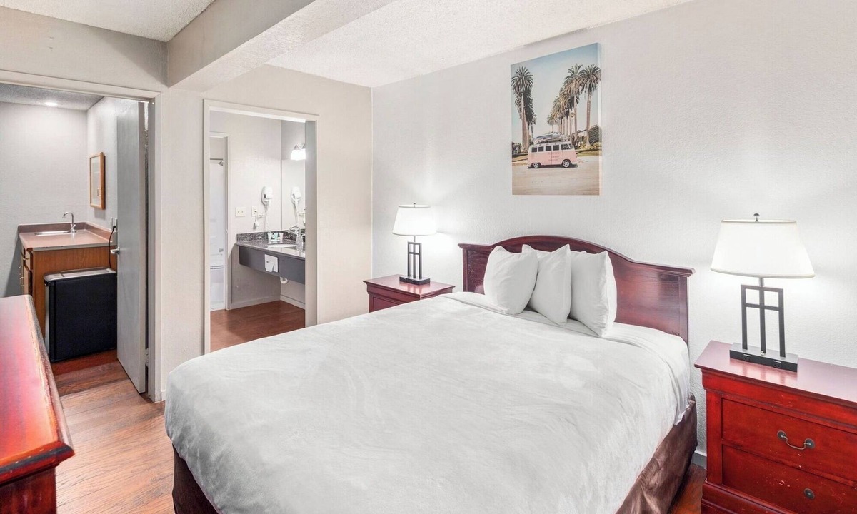 Renton Hotel | Comfortable Room Near Kubota Garden – Perfect for Nature Lovers!