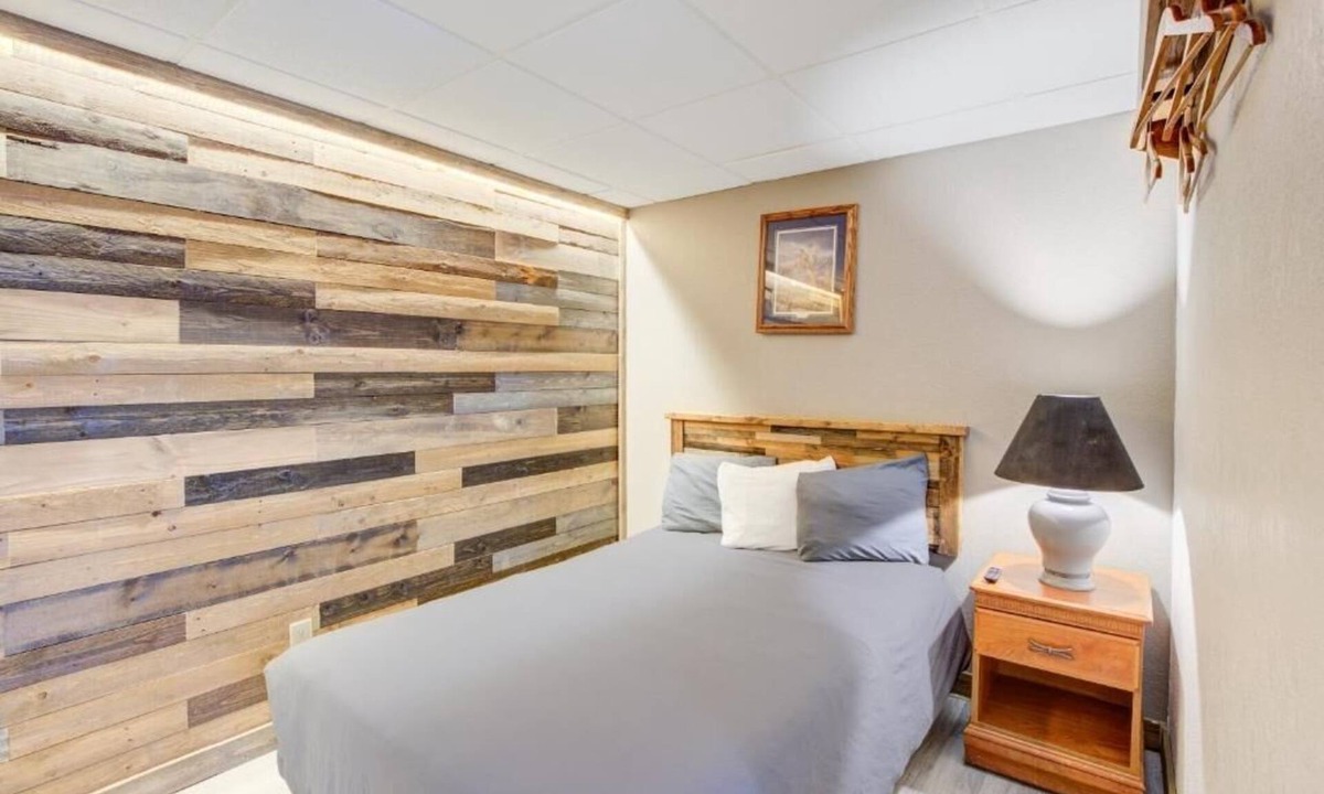 Chamberlain Hotel | Comfortable Stay Just Minutes from I-90 in Chamberlain, Free Parking Included
