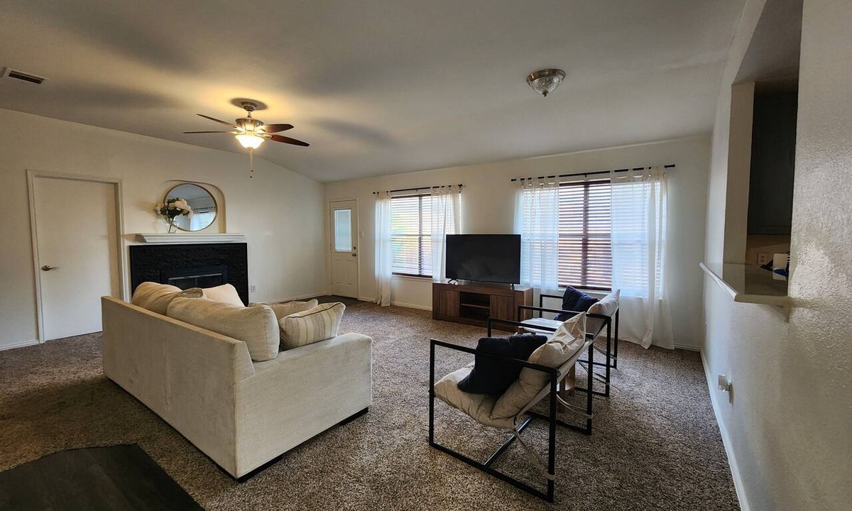 Little Elm House | Comfortably Furnished 3 bed 2 bath Home in Little Elm