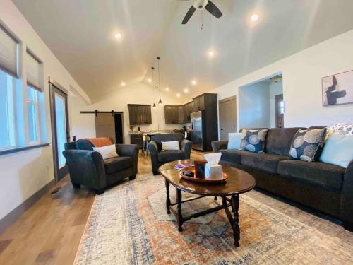 Corvallis House | Comfy 4 Bdrm House with Air Conditioning
