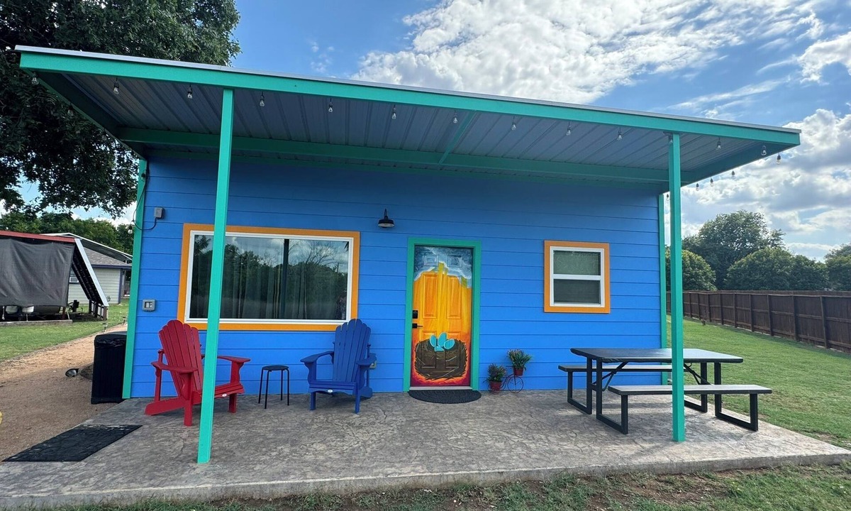 Cibolo Cabin | Comfy cabin next to 180 acre nature park w/pool & pickleball court access
