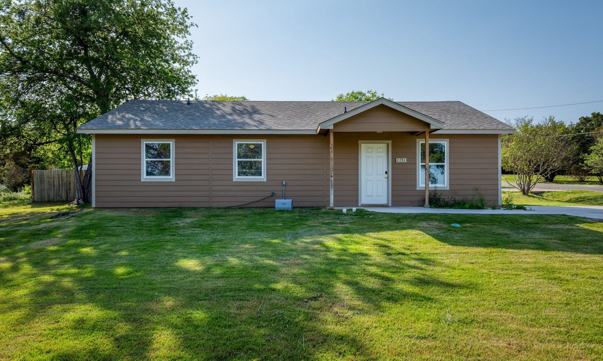 Granbury House | Comfy Cozy Cottage #2 by Lake Granbury
