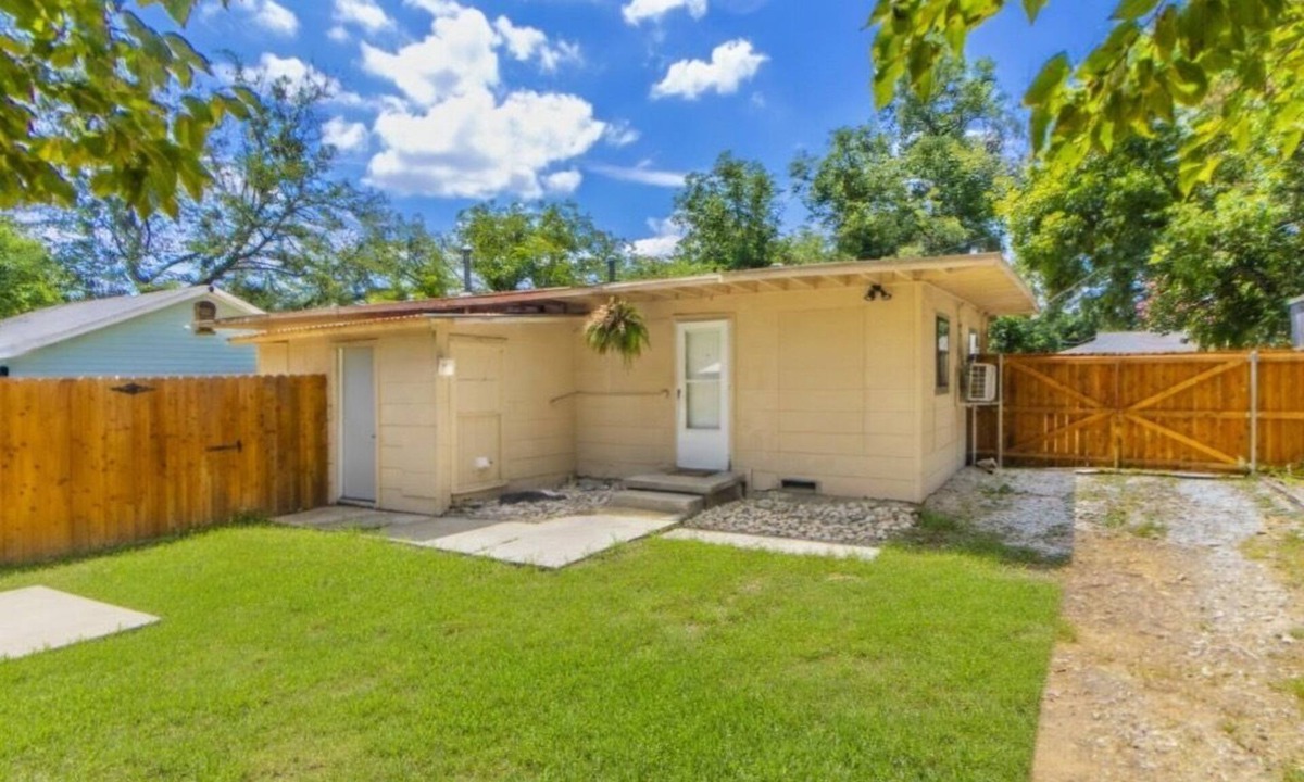 Denton House | Comfy Home Near UNT & TWU. Small Dogs Ok.