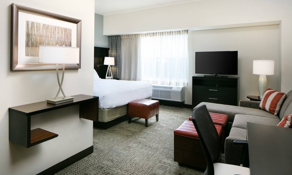 Downtown Des Moines Apartment | Comfy Studio Suite | Free Breakfast, Free Wi-Fi, Indoor Pool, Hot Tub