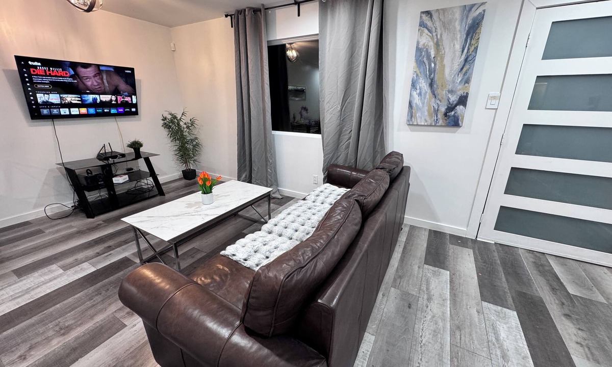 West Dallas House | Compact 3 bed/1bath house 4 miles away from Downtown