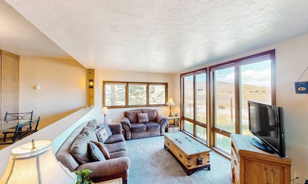 Silvercreek Condo | Condo with Fireplace & Outdoor Heated Pool