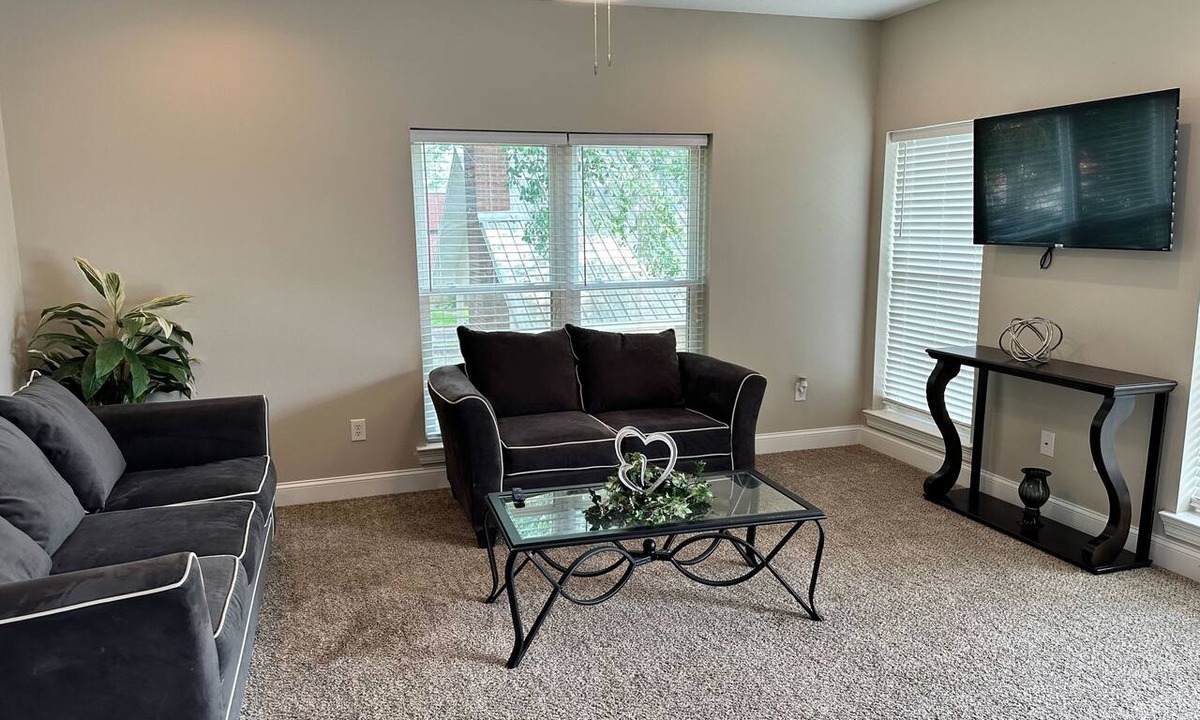 Kreole Apartment | Contractor's Choice · 3BR · Near Ingalls/Chevron