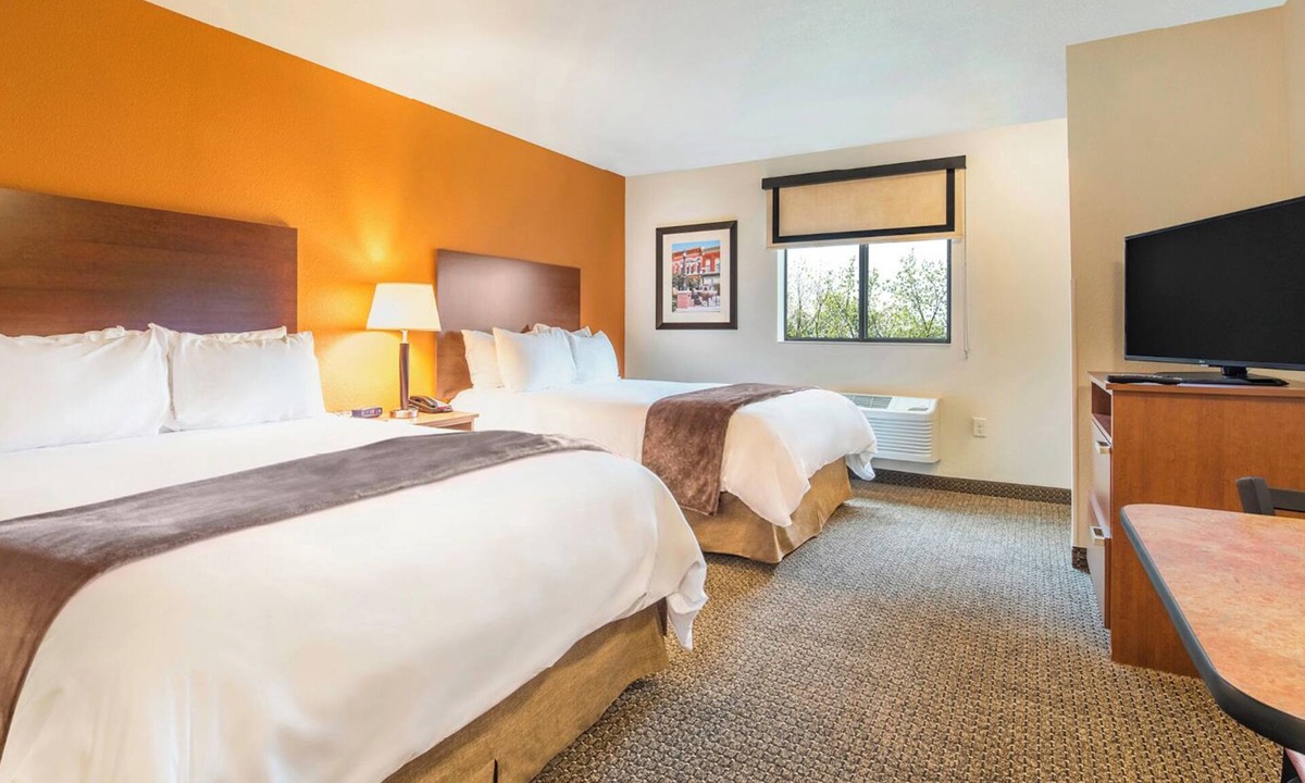 Sioux Falls Hotel | Convenient 3 Units w/Kitchenettes Near Wild Water West Waterpark