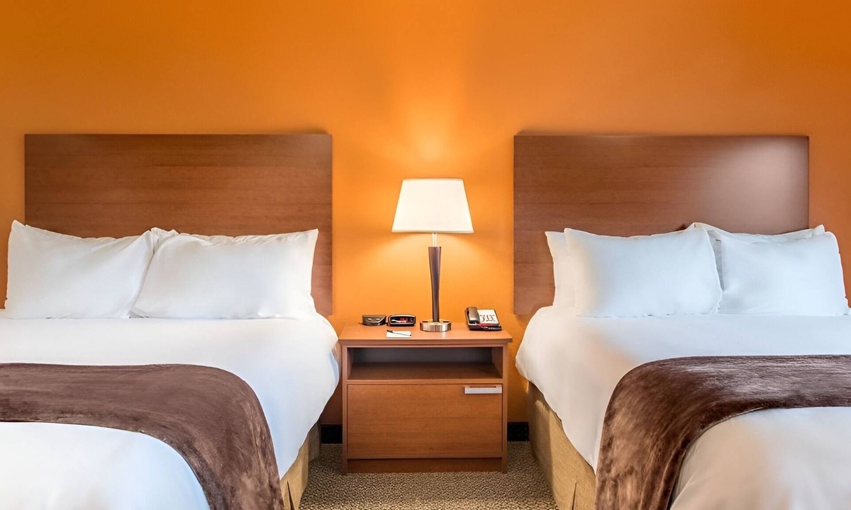 Council Bluffs Hotel | Convenient Room w/Kitchen Minutes from Mid-America Center & Bob Kerrey Bridge