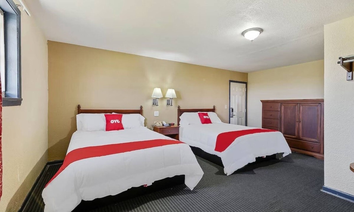 Luling Hotel | Convenient Stop Near BBQ Trail & Dining | 2 Units with Easy Access from I-10