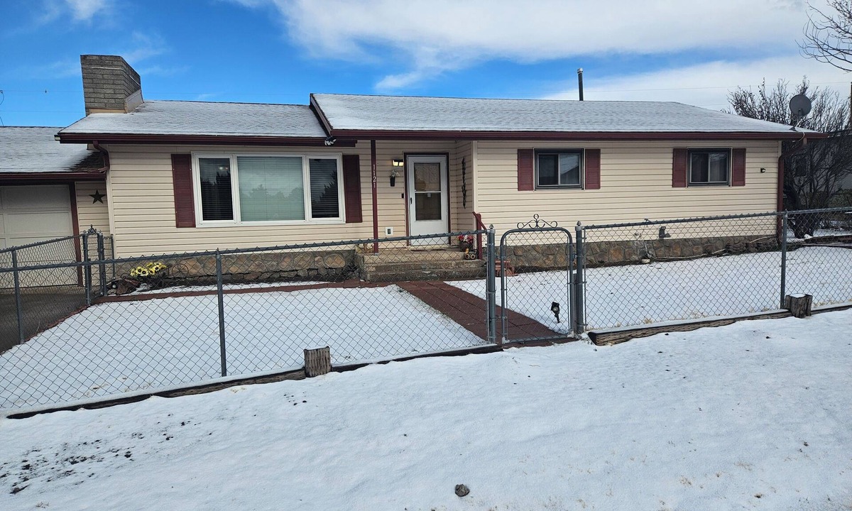 Springerville House | Coolwhitemtns#pets! 3br+den2ba house 2gar+rv driveway 1 acre fenced front&back