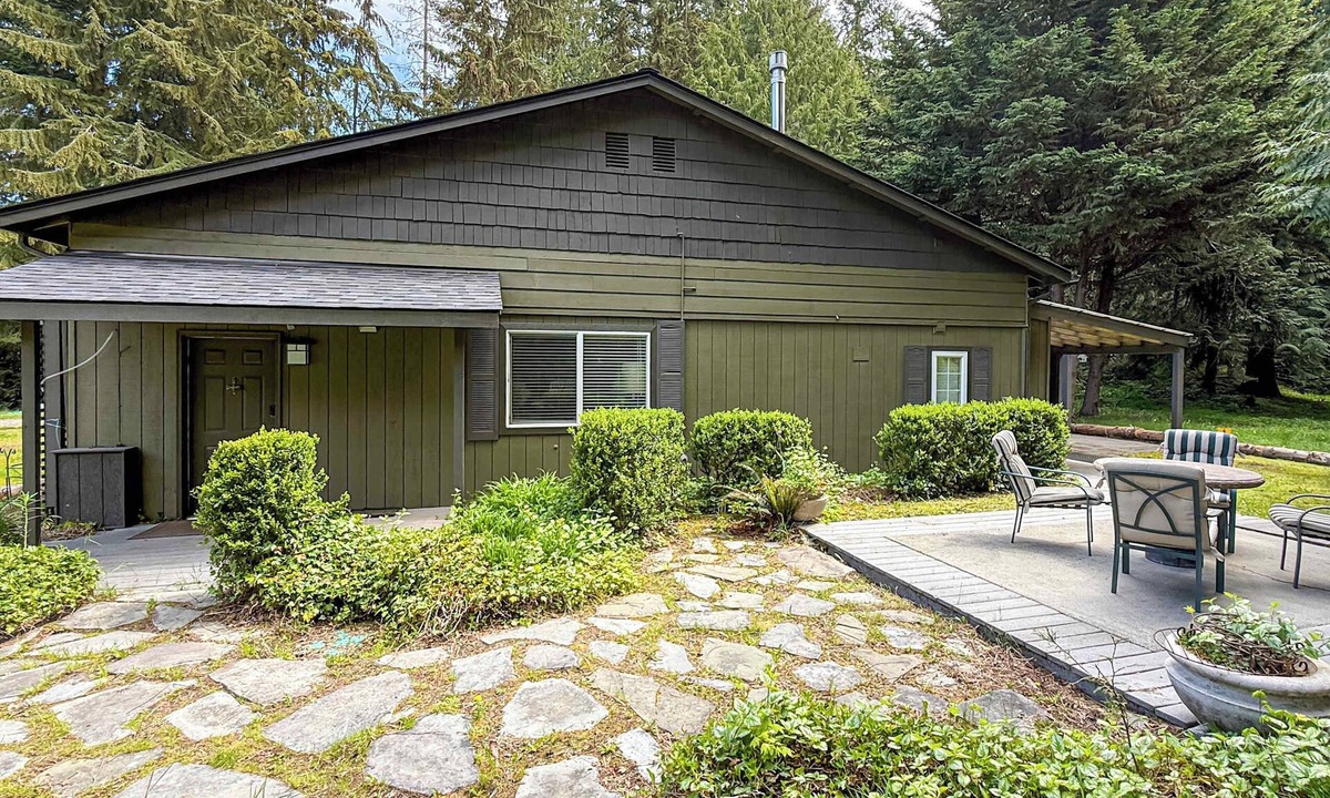 Sequim House | Cottage, private patio, pond, EV charger, King Bed