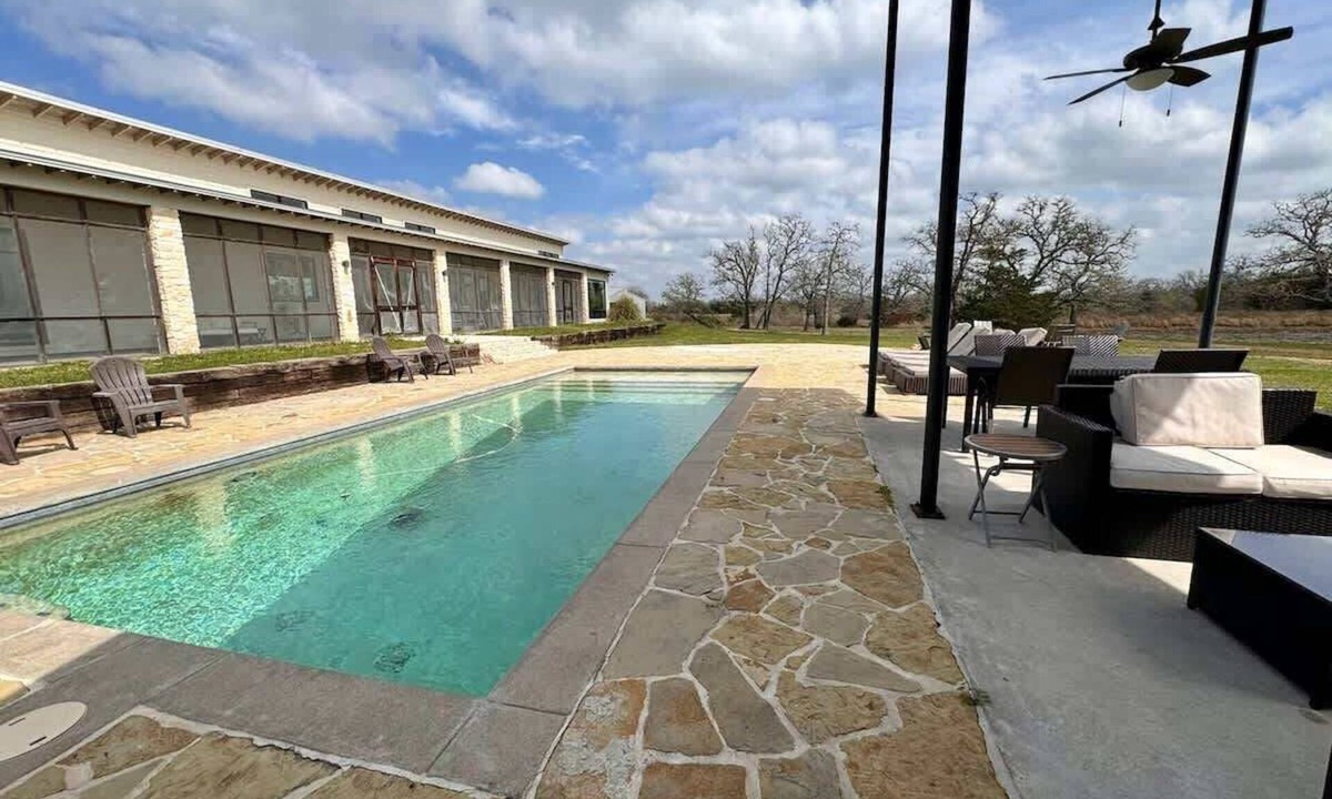 Carmine House | Country Escape | Firepit+Grill +Pool | Close to RT