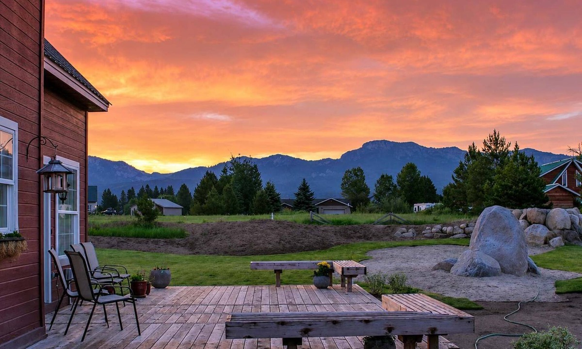 McCall House | Country McCall Retreat Deck & Mountain Views