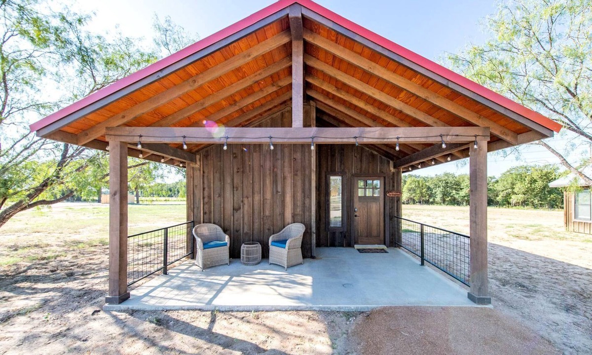 Elm Mott Cabin | Couples Glamping Cabin for a Romantic Escape near Magnolia