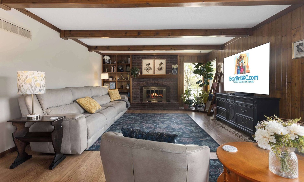 Waldron House | Coves Retreat: Close to MAJOR INTERNATIONAL SPORTING EVENT 2026 with lake and 5 king beds!