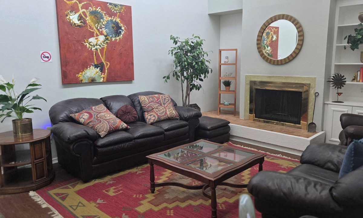 Denton Bed & Breakfast | Cozy 1-bedroom in a beautiful house, Only Few Blocks From TWU