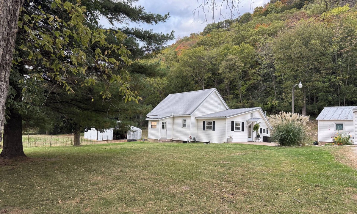 Pike County House | Cozy 1-bedroom in rural Illinois come relax and enjoy the tranquility.