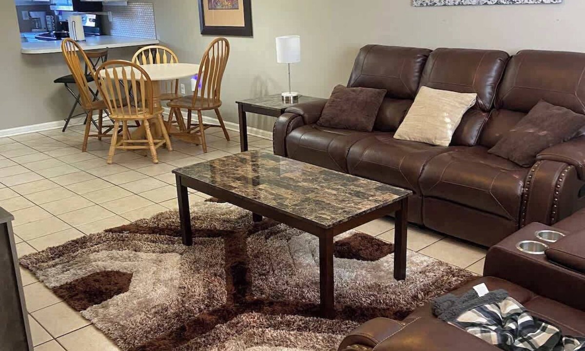 Bryant Apartment | Cozy 2 Bedroom - 1.5 Bath Apartment - Bryant 2