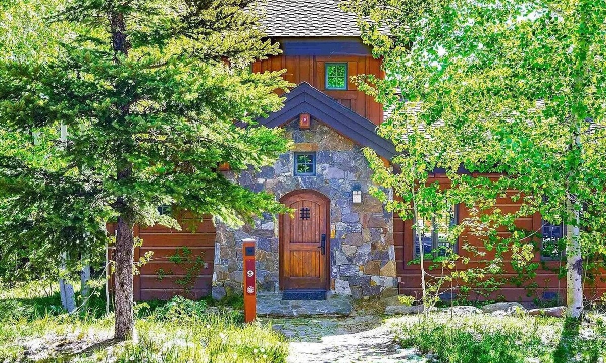 Tamarack Resort Cabin | Cozy 2-bedroom, 2.5 Bath Cabin located in the Tamarack Ski Resort, Donnelly, ID.