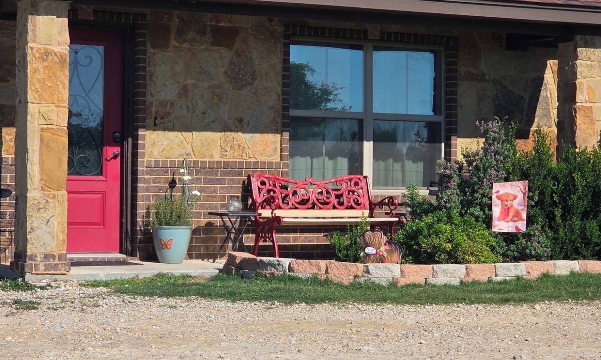 Kempner Apartment | Cozy 2-bedroom apartment is amazing peaceful some call it a gem.
